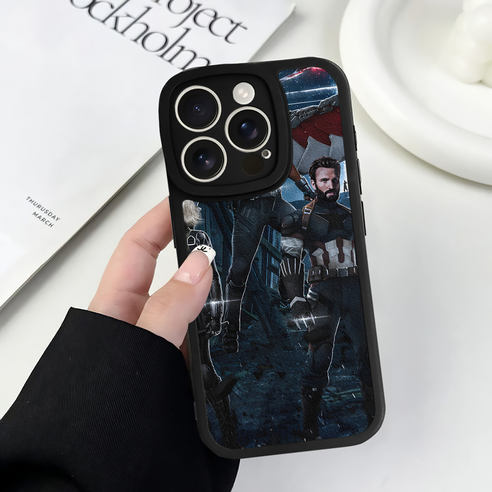 （画像用） アベンジャーズ The Avengers 【iPhone 16シリーズ対応】シリコンスマホケース（レザー調） 材質：シリコン